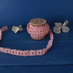 Dentelle carrée rose sur bobine en bois