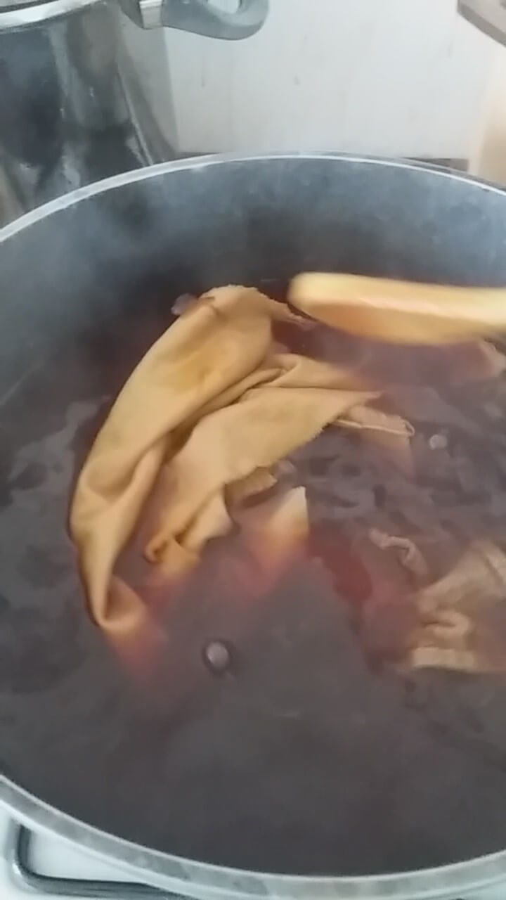 Tissu dans un bain de tanins